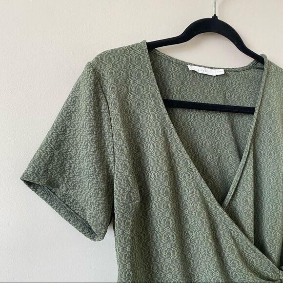 Lush-wrap Texture Print Short Sleeve Top - Picture 5 of 9